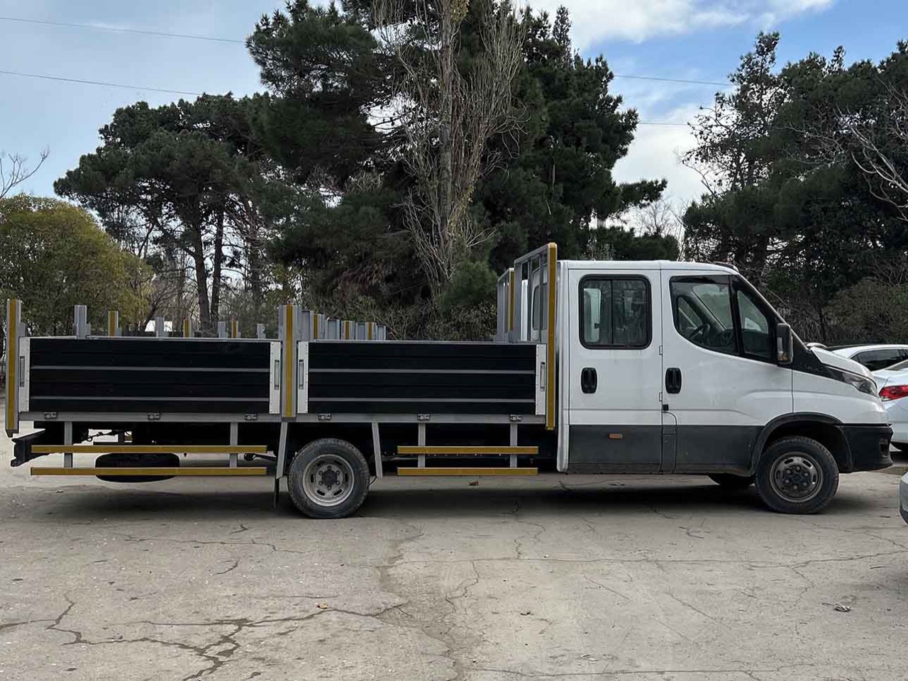 İkikabinli Iveco Daily üzərində bortlu kuzov, yandan görünüş