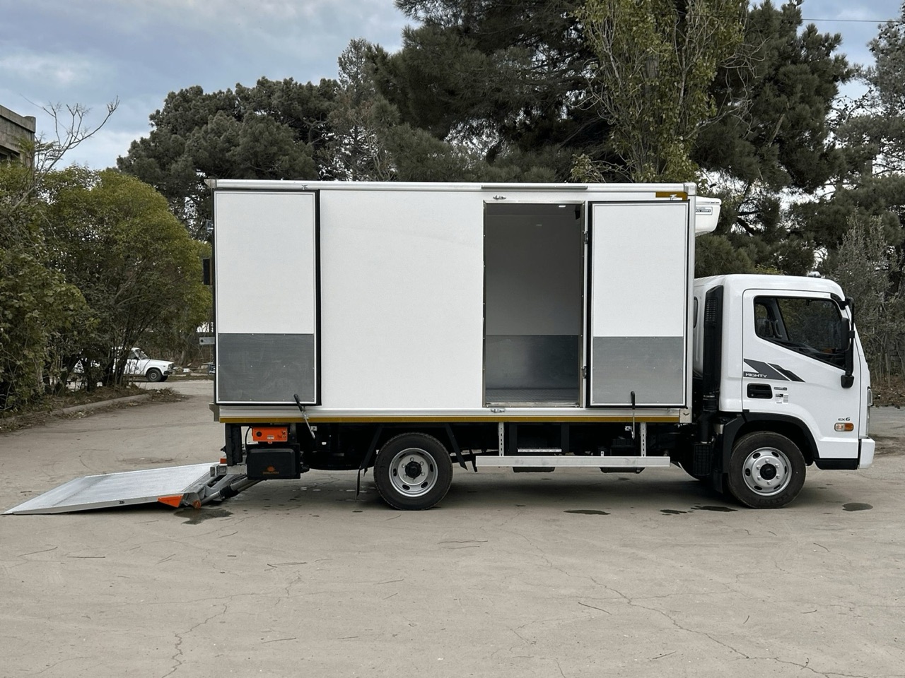 Şəhərdaxili paylama üçün Hyundai Mighty EX6 üzərində yan qapılı kuzov və açılmış hidrobort