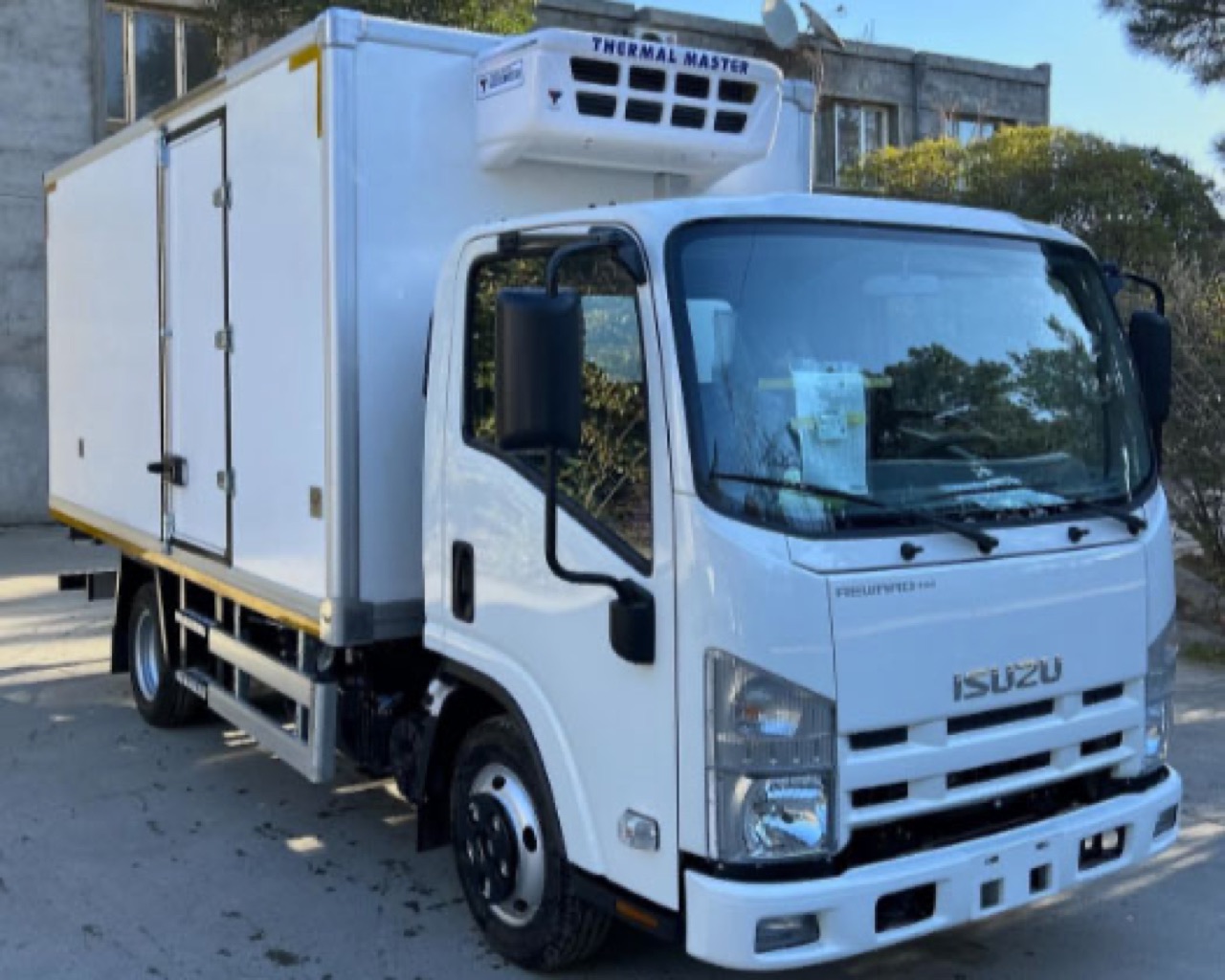 Isuzu şassisi üzərində soyuducu kuzov, damında Thermal Master qurğusu
