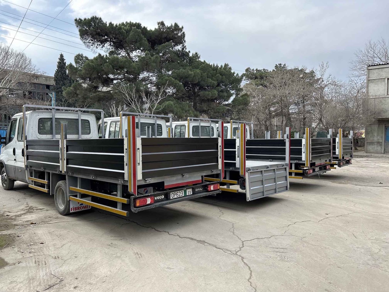 Iveco Daily şassisi üzərində bortlu kuzovlar, arxa bort açıq