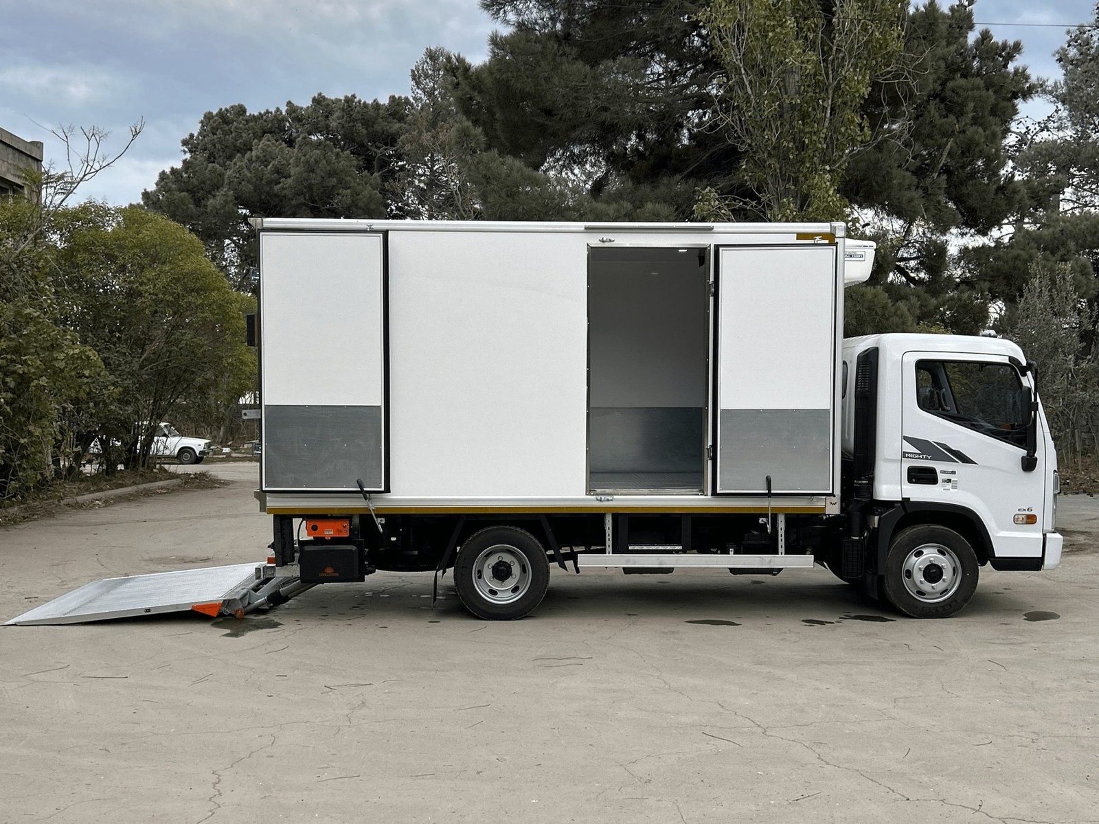 Hidrovlik lift — Hyundai Mighty EX6 şassisi üzərində
